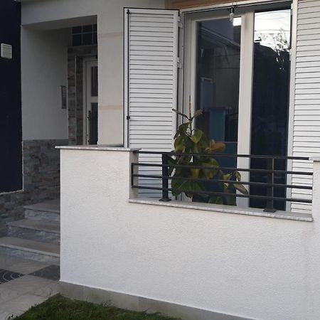 Odise'S Suite Korce Bagian luar foto