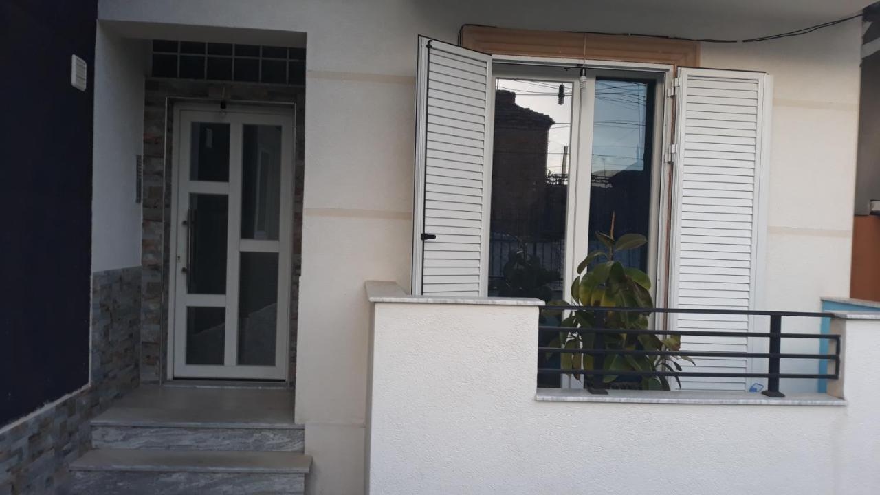 Odise'S Suite Korce Bagian luar foto