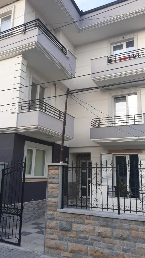 Odise'S Suite Korce Bagian luar foto