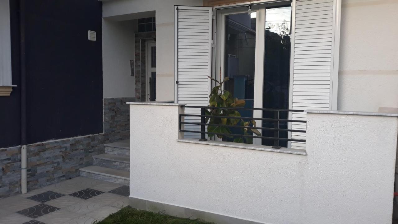 Odise'S Suite Korce Bagian luar foto