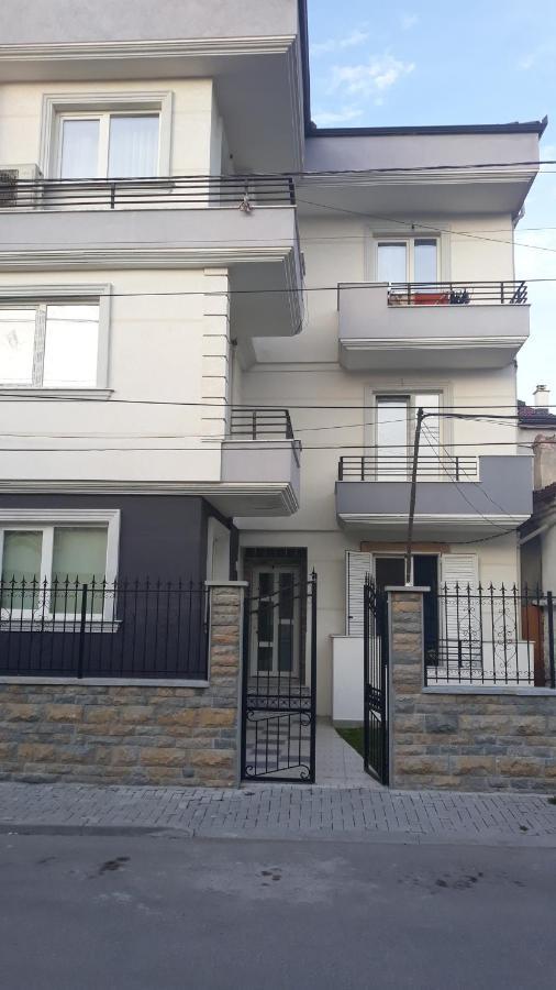 Odise'S Suite Korce Bagian luar foto